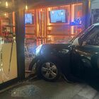 Terrore al ristorante, auto perde il controllo e finisce dentro il locale: clienti feriti FOTO