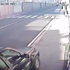 Insegue il ladro con lo scooter ma si schianta e muore: le immagini della fuga prima dell'incidente