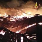 Rogo alla Garbellotto Botti: le fiamme distruggono 4mila mq di magazzini