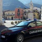 Bimbo di pochi mesi intrappolato in auto davanti alla mamma: salvato in extremis dai carabinieri