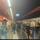 Roma, borseggiatori linciati dai passeggeri in metropolitana: avevano tentato di rubare alla stazione Barberini