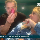 Claudio Santamaria fa irruzione in tv con una cipolla