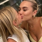 Chanel Totti e il bacio con la sorella Isabel scatena i fan: «Siete bellissime»