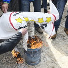 A San Foca la rabbia dei No Tap: bruciate le foto dei parlamentari e il simbolo M5s. «Lezzi, vattene dal Salento» A San Foca la rabbia dei No Tap: bruciate le foto dei parlamentari e il simbolo M5s. «Lezzi, vattene dal Salento»