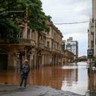 Inondazioni in Brasile: almeno 78 morti, corsa contro il tempo per i soccorsi. Porto Alegre sommersa