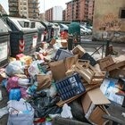 Roma, allarme spazzini: l'Ama li taglia, rifiuti in terra e salute dei cittadini a rischio