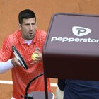 Djokovic contro l'arbitro di sedia agli Internazionali di tennis a Roma: «Stai recitando?»