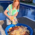 «Ho 12 figli e li faccio mangiare tutti da una piscina con le mani»: la mamma influencer fa infuriare i follower