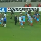 Coppa Libertadores, la polizia in campo punta i fucili contro i giocatori argentini