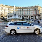 Taxi, a Roma stop alle prenotazioni: le auto bianche non si potranno più riservare. «Impossibile rispettare gli orari»