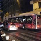 Roma, spari contro un bus dell'Atac, tre colpi di pistola infrangono il vetro. Caccia al cecchino misterioso