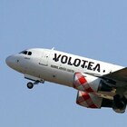 Bambini troppo vivaci sul volo Olbia-Roma, la mamma litiga con la hostess e l'aereo Volotea è costretto a tornare in Sardegna