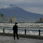 Napoli, la vetta del Vesuvio innevata diventa virale: «Ieri il sole spaccava le pietre e oggi così»