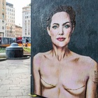 Angelina Jolie con le cicatrici della mastectomia: in piazza San Babila a Milano il murale