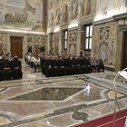 Il Papa riceve gli Agostiniani scalzi e si chiede: ma perchè alcuni portano le scarpe?