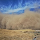 Tempesta di sabbia con venti veloci fino a 90 km orari: sui social le immagini incredibili