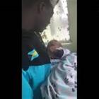 Video Un uomo culla un neonato nonostante la tragedia