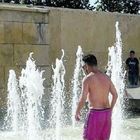 Roma, le fontane come piscine: nessuno ferma i vandali