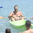 Salvini in canoa a Policoro, bagno di folla e qualche contestazione