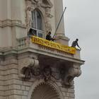 Trieste, rimosso lo striscione "Verità per Giulio Regeni" dal palazzo della Regione Fvg
