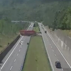 • Camionista inverte la marcia in autostrada, il video della folle manovra