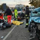 Scontro tra auto e gruppo di moto sulla Umbro-Casentinese: morto un centauro, quattro i feriti