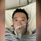 Un anno fa moriva il medico "eroe" di Wuhan: i cittadini lo ricordano con fiori e messaggi