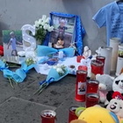 Bimbo morto a Napoli: sotto il balcone fiori bianchi, pupazzi e la maglia della squadra del cuore