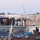 Lampedusa nel caos, tensione tra forze dell'ordine e migranti sul molo