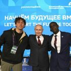 Jorit abbraccia Putin al festival della Gioventù in Russia: «Possiamo fare una foto?»
