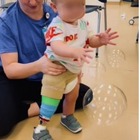 Gamba amputata a 9 mesi, i primi passi del bambino grazie a una protesi: «Il momento che stavamo aspettando»