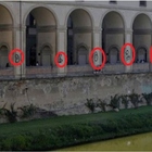 Firenze, vandali imbrattano il corridoio Vasariano. Il sindaco Nardella: «Gesto vergognoso»