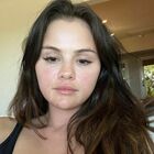 Selena Gomez senza trucco su Instagram: «La regina delle regine». Frecciatina alla rivale?