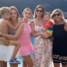 Chiara Ferragni con mamma e sorelle: «La famiglia». I fan chiedono dov'è Fedez, la sua risposta è epica