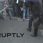 • La polizia carica i manifestanti a place de la Rèpublique