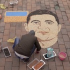 Mosaico in onore di Zelensky: l'omaggio dell'artista che ha vissuto la guerra in Kosovo