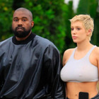 Kanye West, Bianca Censori con la tutina attillata low cost: «Finalmente si è messa qualcosa addosso»