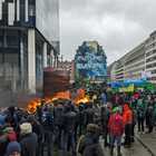 Agricoltori, blitz con mille trattori a Bruxelles Assedio e fiamme, la Ue apre a nuove regole