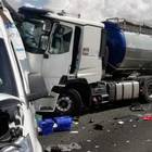 Tir si schianta contro tre furgoni sulla A12: un morto e otto feriti