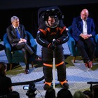 Nasa, ecco la nuova tuta spaziale (superflessibile) per andare sulla Luna: «Partenza entro il 2025»