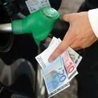 Carburanti, continuano gli aumenti: la benzina sfiora 1,7 euro al litro. In salita anche Gpl