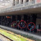 Treni cancellati o in ritardo, caos a Roma Termini per un guasto alla linea elettrica: passeggeri costretti a scendere