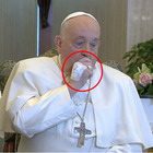 Papa Francesco come sta, tossisce e non si affaccia all'Angelus. I fedeli notano il vistoso cerotto alla mano: cosa è successo