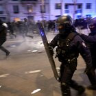 Francia, la mozione di sfiducia non passa: Macron salvo. Proteste e tensioni in piazza