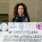 Laura a Montecitorio per protestare: aiuto mi vogliono togliere mio figlio come nel caso di Bibbiano