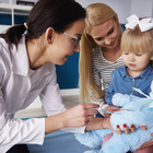 I medici visitano con i bambini bambole e peluche: «Così conquistiamo la loro fiducia»