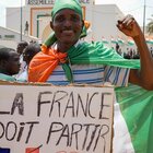 Niger, assalto all'ambasciata francese: «Viva Putin». Parigi e Paesi Ecowas minacciano l'uso della forza