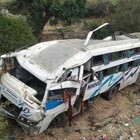 Il bus precipita in un burrone, 25 morti: stavano andando a un matrimonio