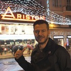 Sanremo 2020, Alessandro Cattelan svela il giallo della foto davanti all'Ariston (ed è geniale)