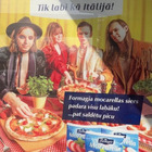 Maneskin, in Lettonia ingaggiati dei sosia per la pubblicità della mozzarella: la foto diventa virale sui social